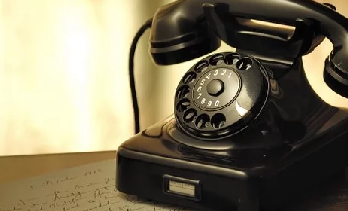 Stary czarny telefon stacjonarny - antyk.