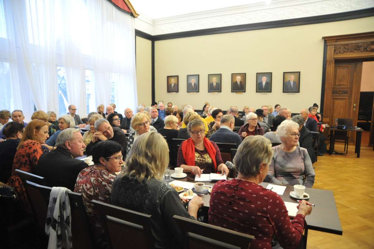 Uczestnicy forum siedzący przy stołach w dużej sali.