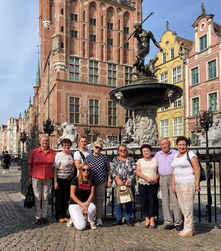 Uczestnicy wycieczki przy fontannie Neptuna w Gdańsku.