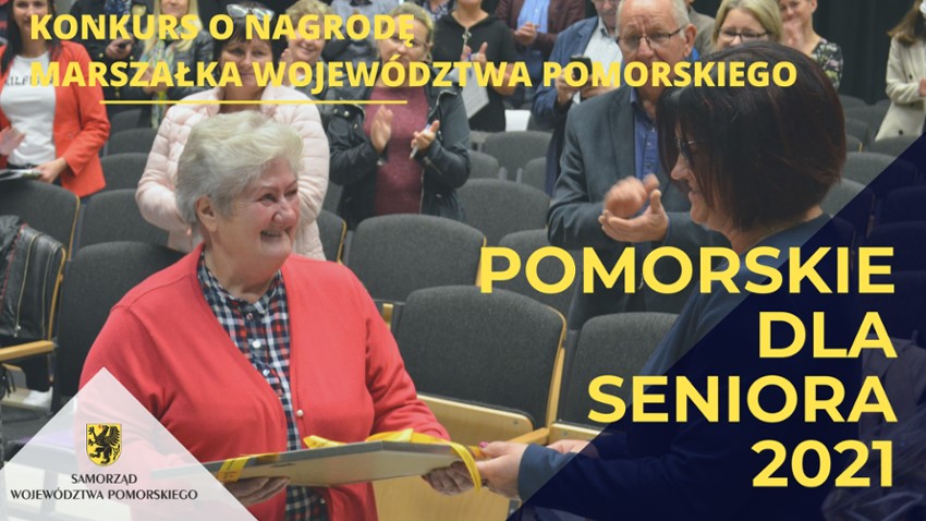 Kobieta wręczająca seniorce dyplom z gratulacjami. Napis: Konkurs o nagrodę Marszałka Województwa Pomorskiego. Pomorskie dla Seniora 2021. W lewym dolnym rogu herb Samorządu Województwa Pomorskiego.