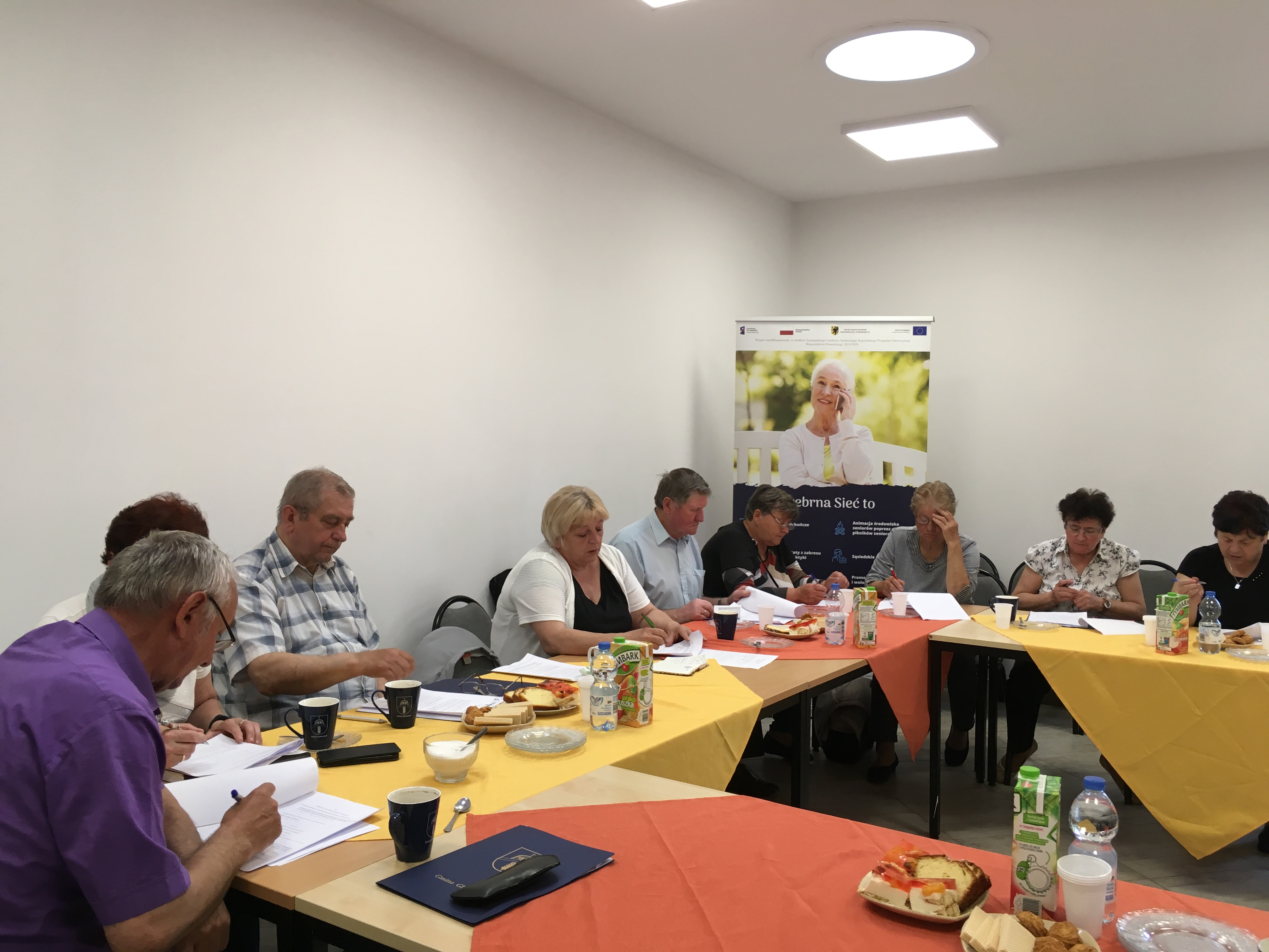 Członkowie Rady Seniorów podczas posiedzenia.