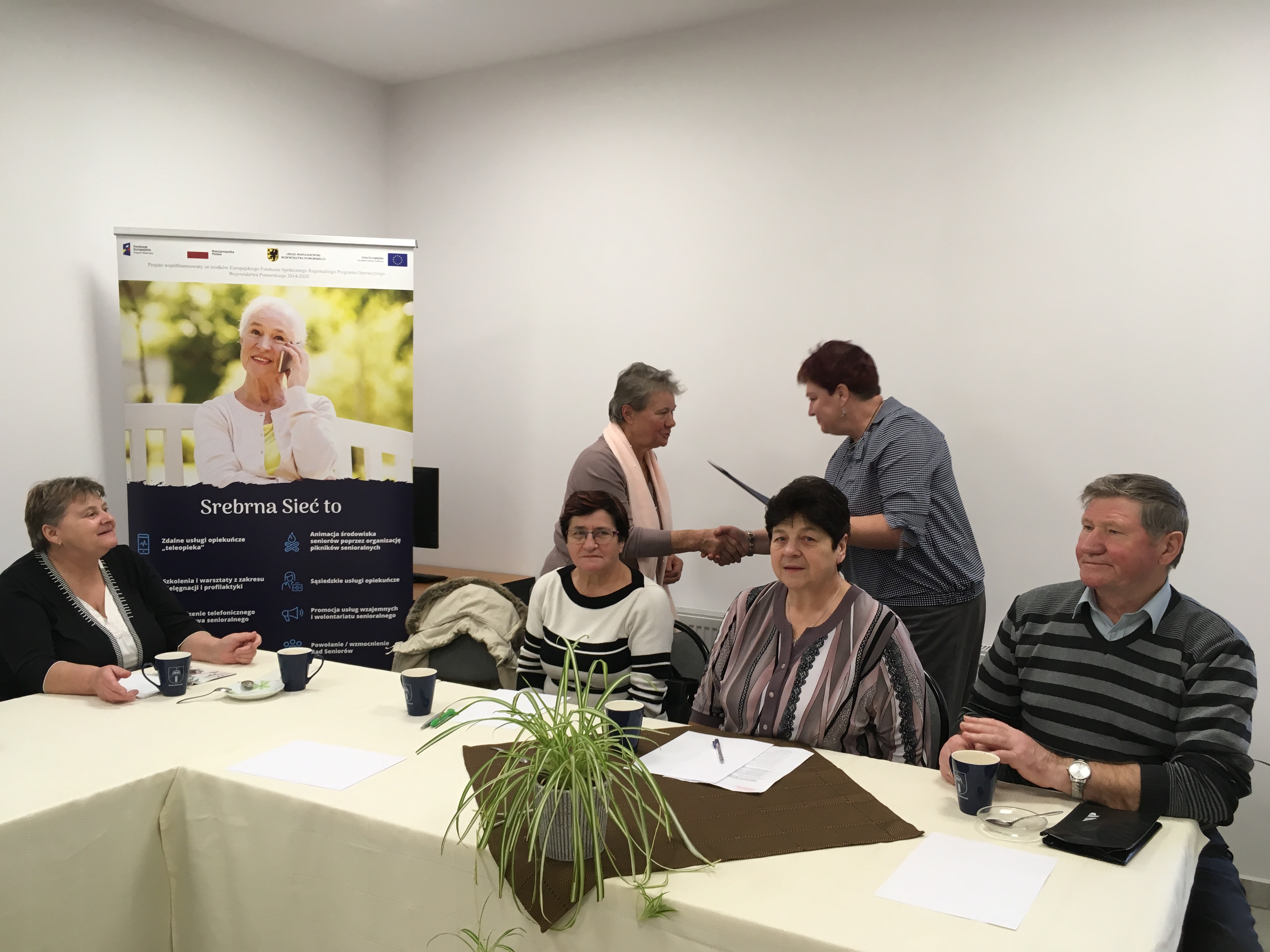 Wójt Gminy Główczyce wręczająca zaświadczenia nowowybranym radnym.