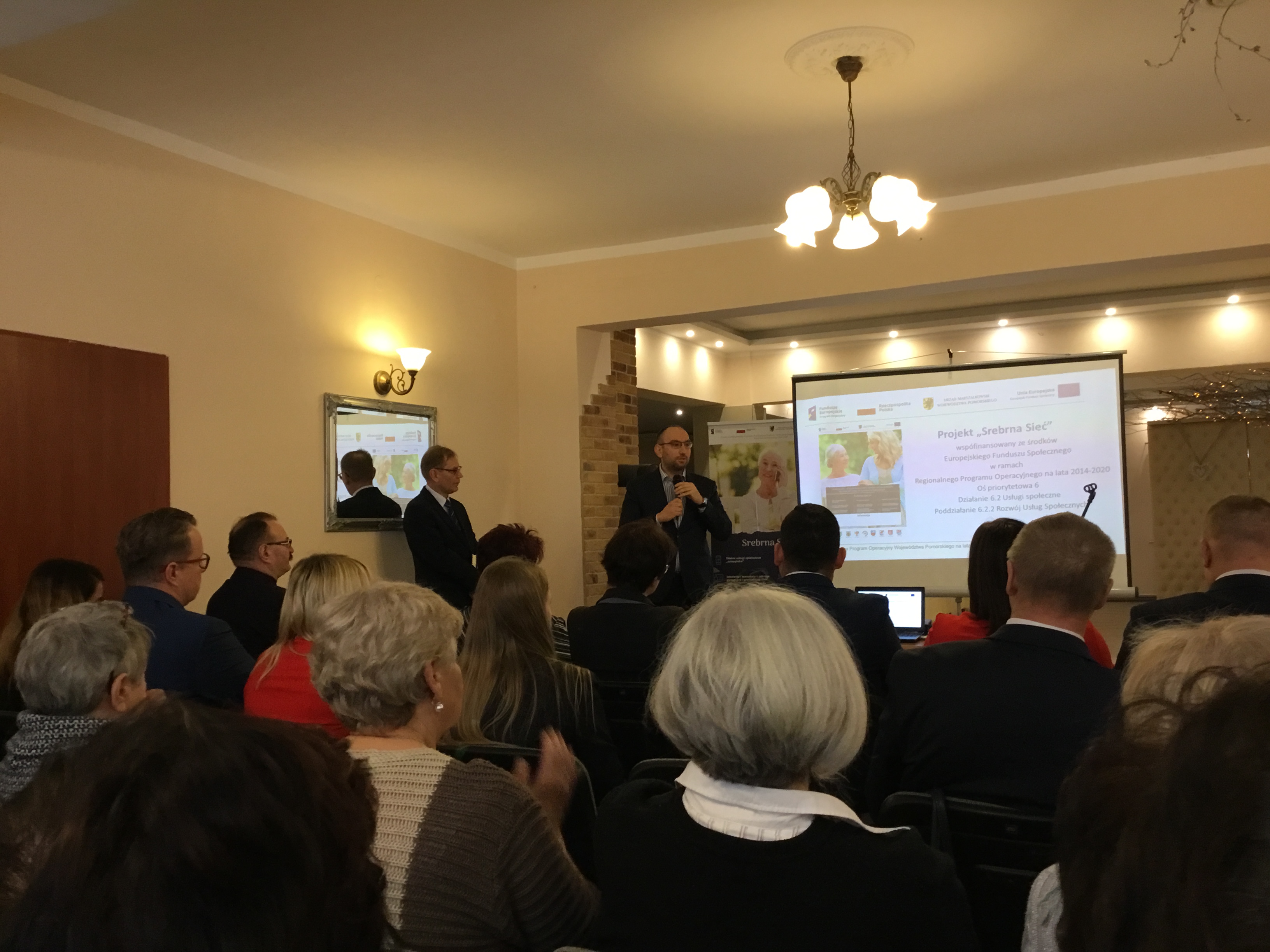 Zastępca wójta gminy Kobylnica i starosta słupski dokonujący uroczystego otwarcia spotkania.