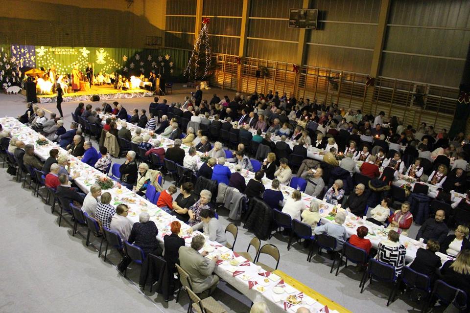 widok z góry na stoły wigilijne i uczestników spotkania