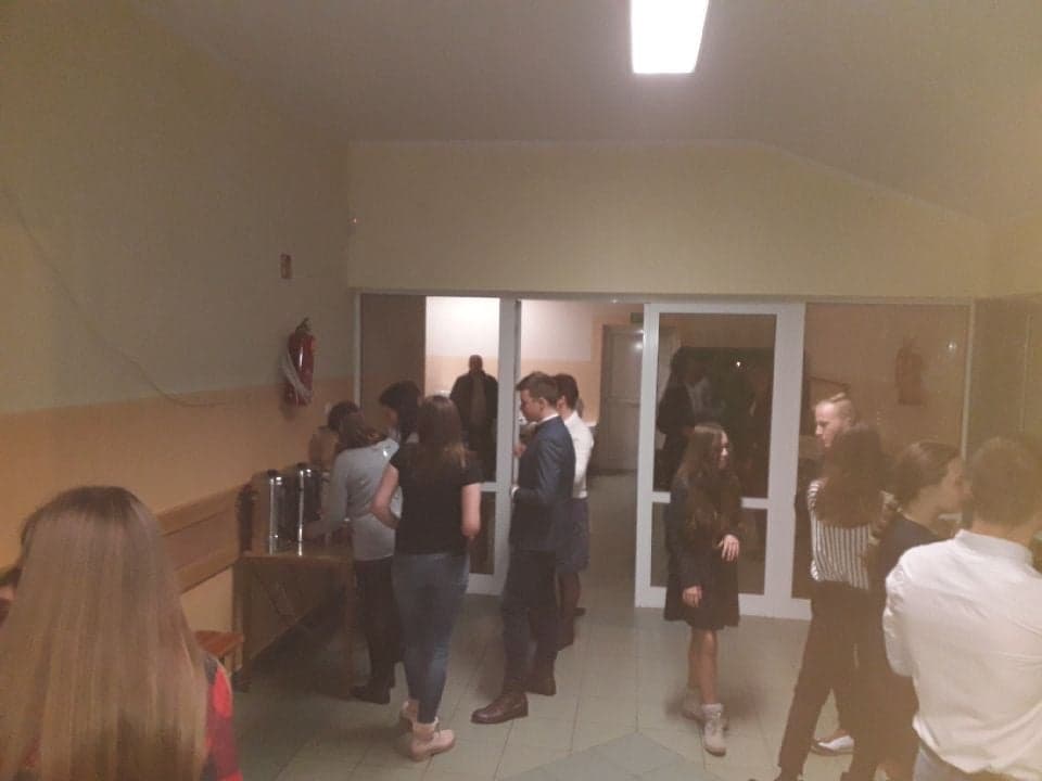 Wolontariusze przygotowujacy ciepłe napoje dla uczestników spotkania wigilijnego