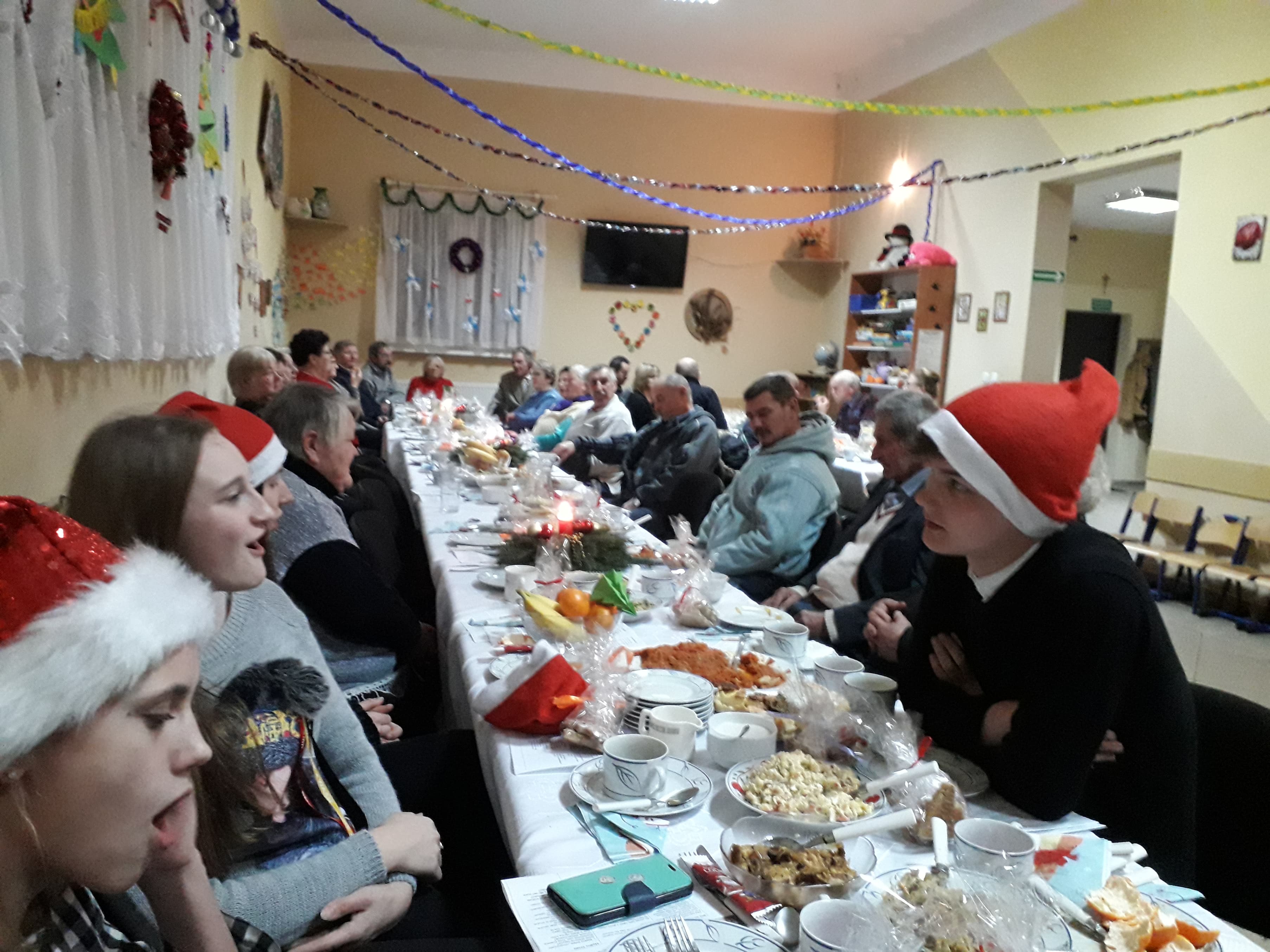 Uczestnicy spotkania przy wigilijnym stole