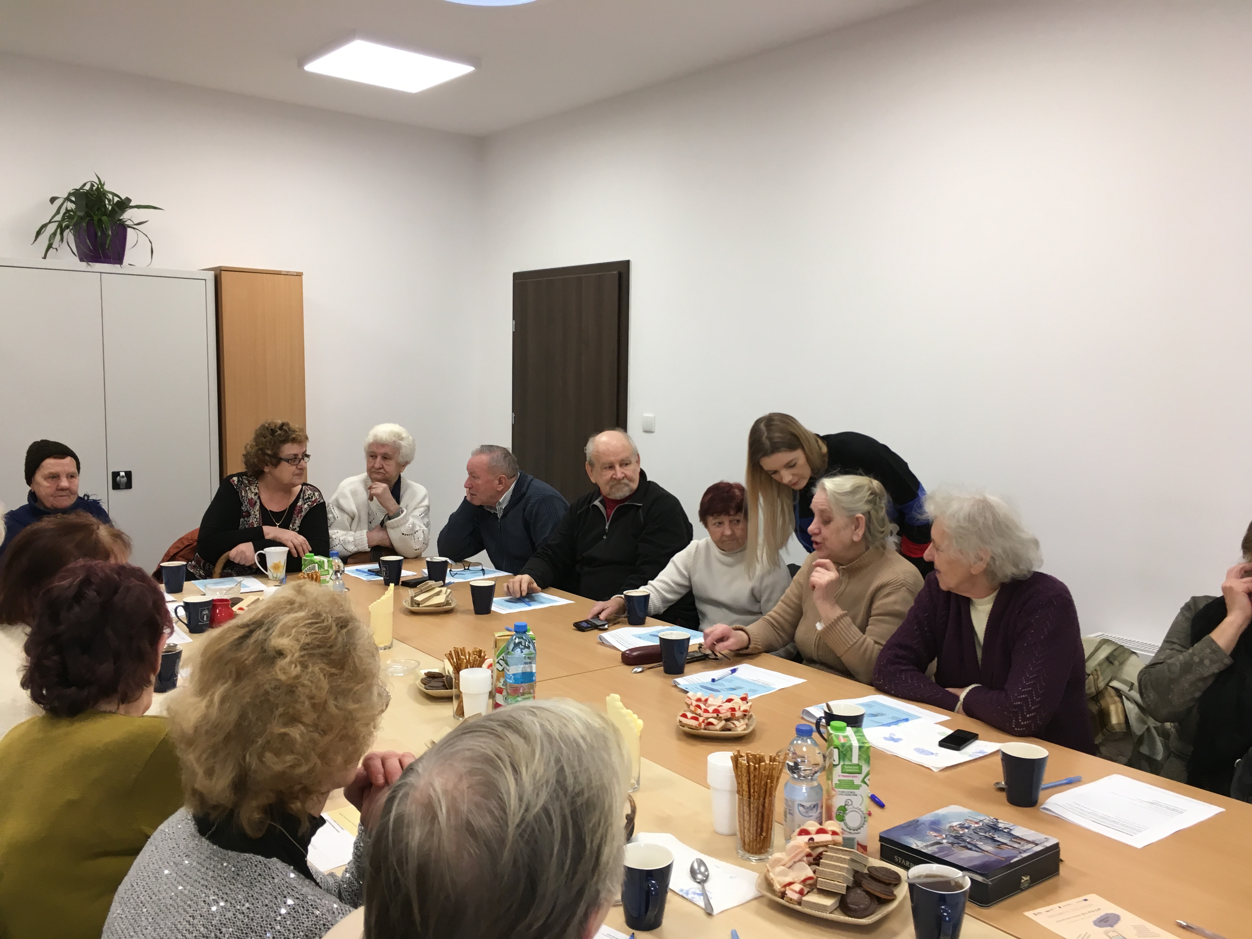 Seniorzy oraz prowadząca podczas organizowanych warsztatów. 