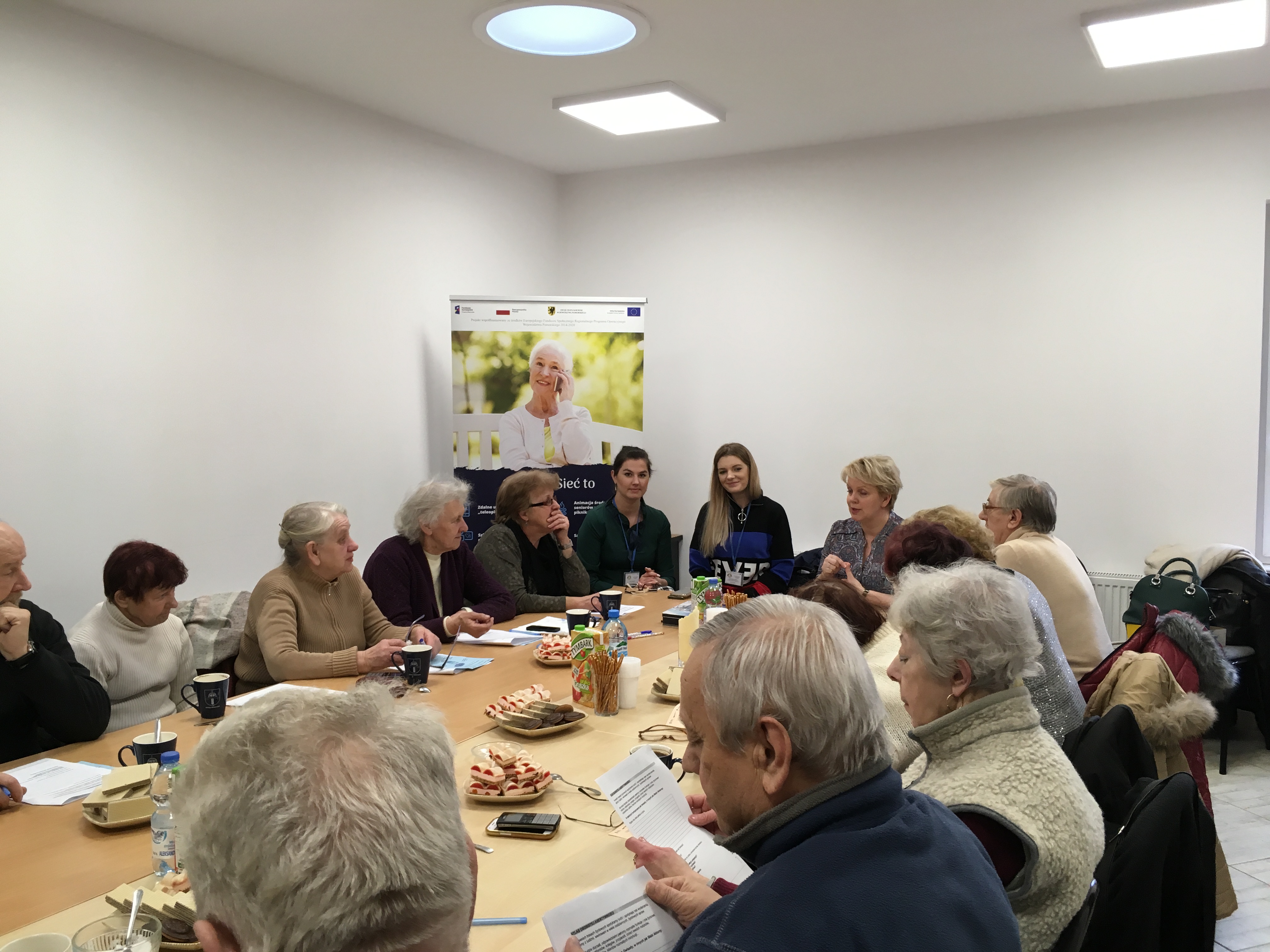 Seniorzy i prowadząca podczas organizowanych warsztatów.