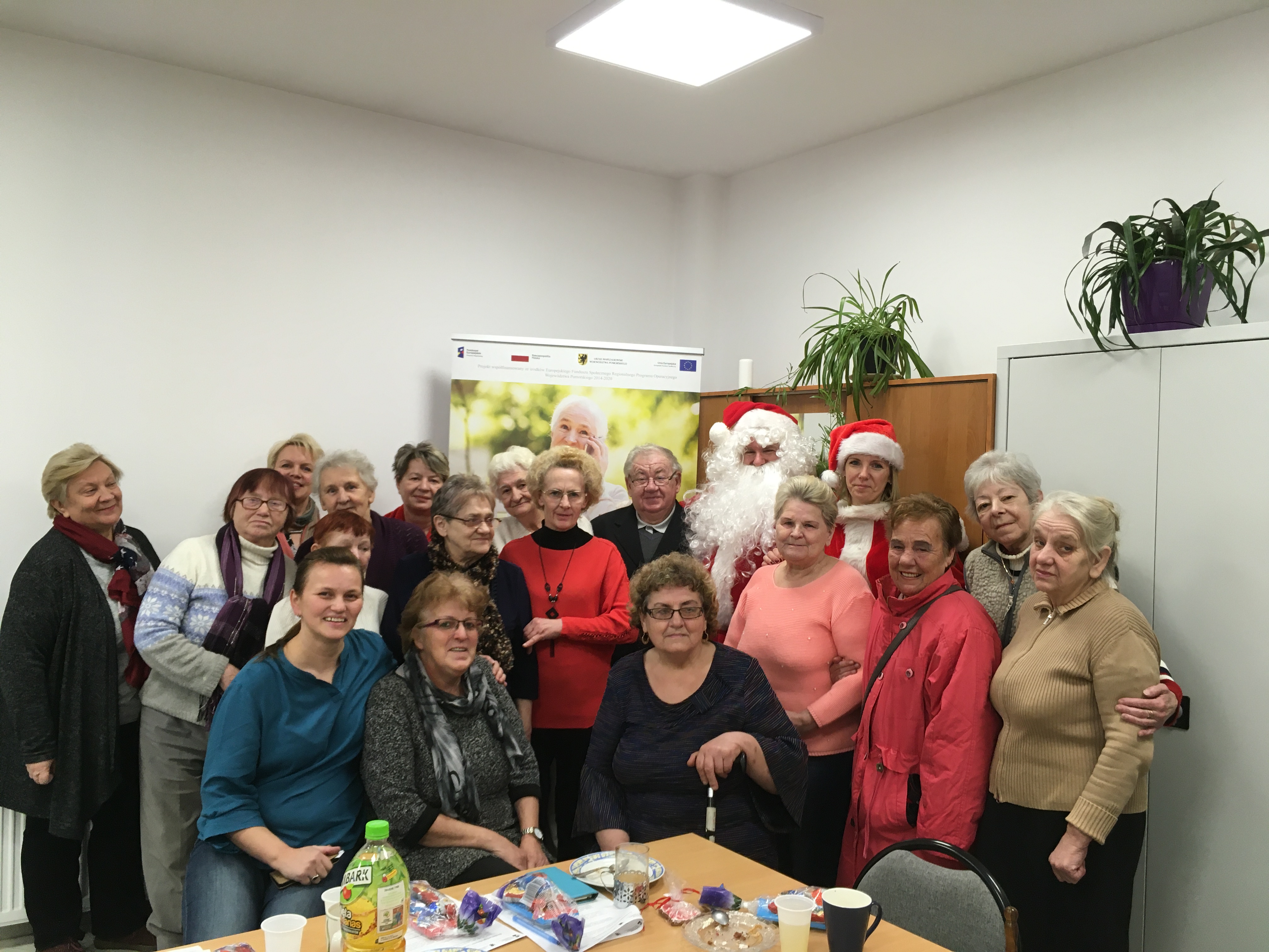 Uczestnicy szkolenia wraz z trenerkami pozujący do zdjęcia w towarzystwie Świętego Mikołaja.