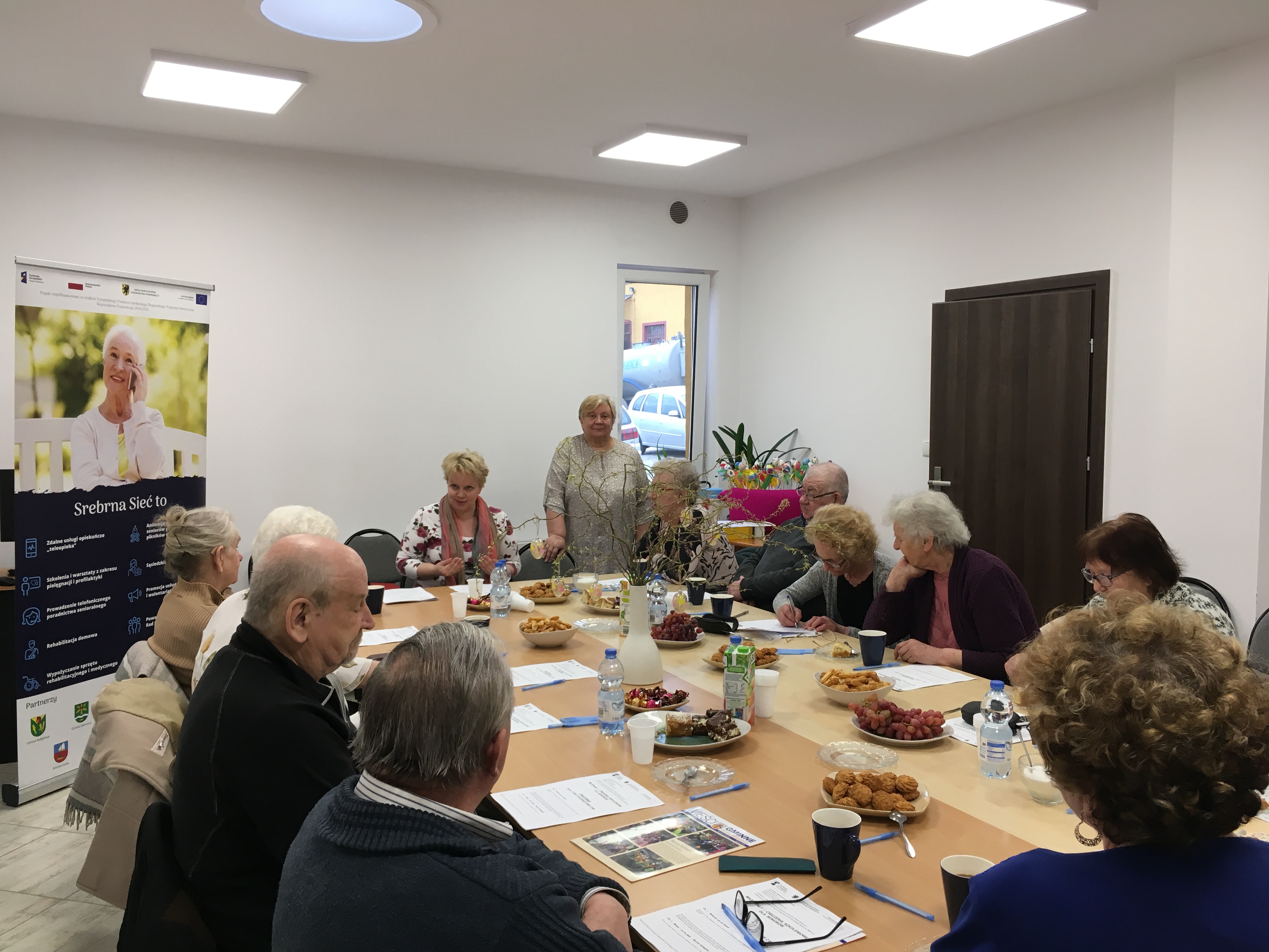 Seniorzy oraz panie prowadzące warsztaty podczas spotkania w Główczycach