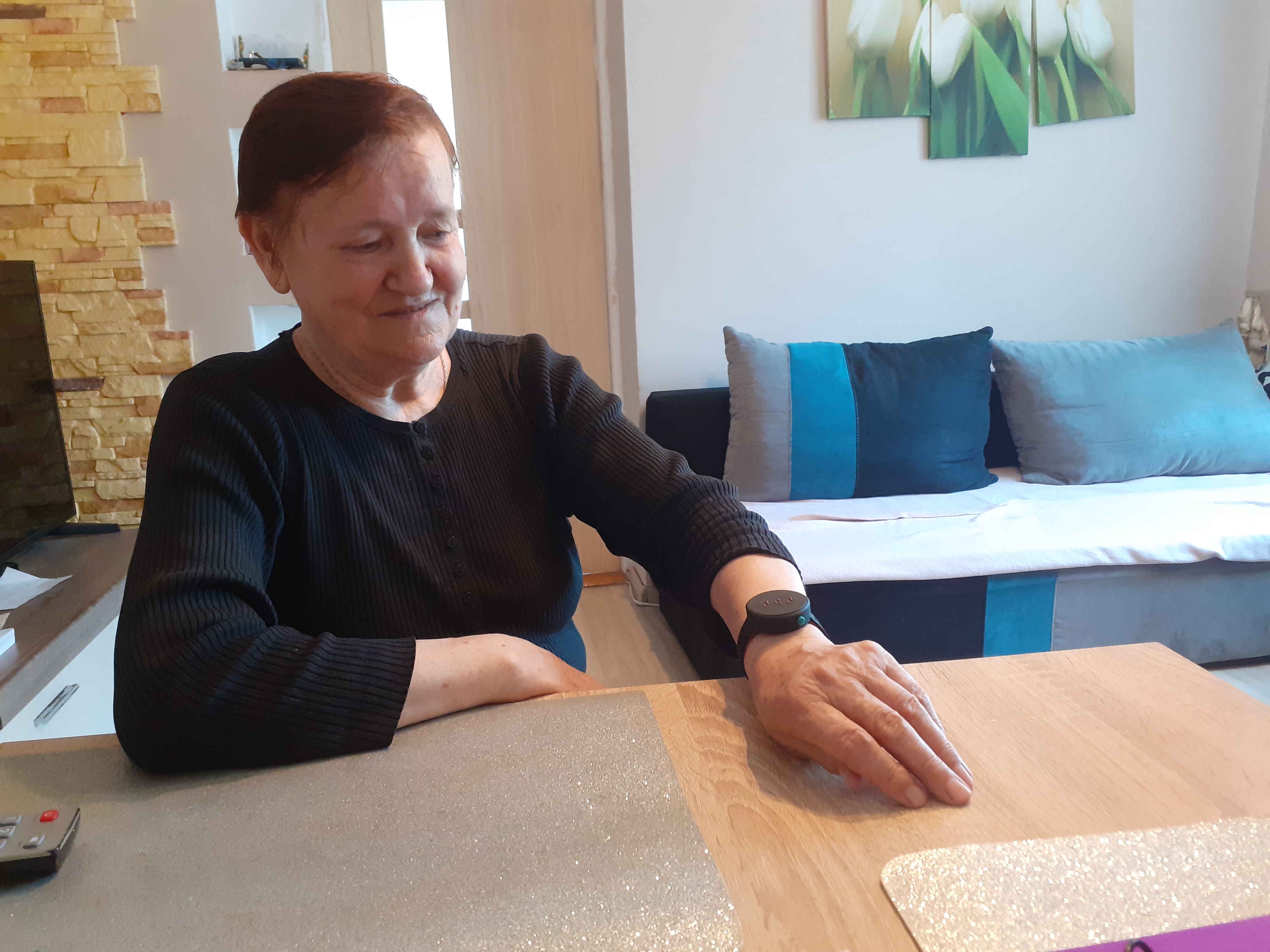 Seniorka z opaską monitorującą na ręce